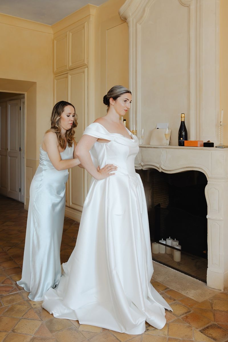Provence bride with sleek bun hairstyle and glowing natural makeup by Alicia Sandeman Provence bride with sleek bun hairstyle and glowing natural makeup by Alicia Sandeman